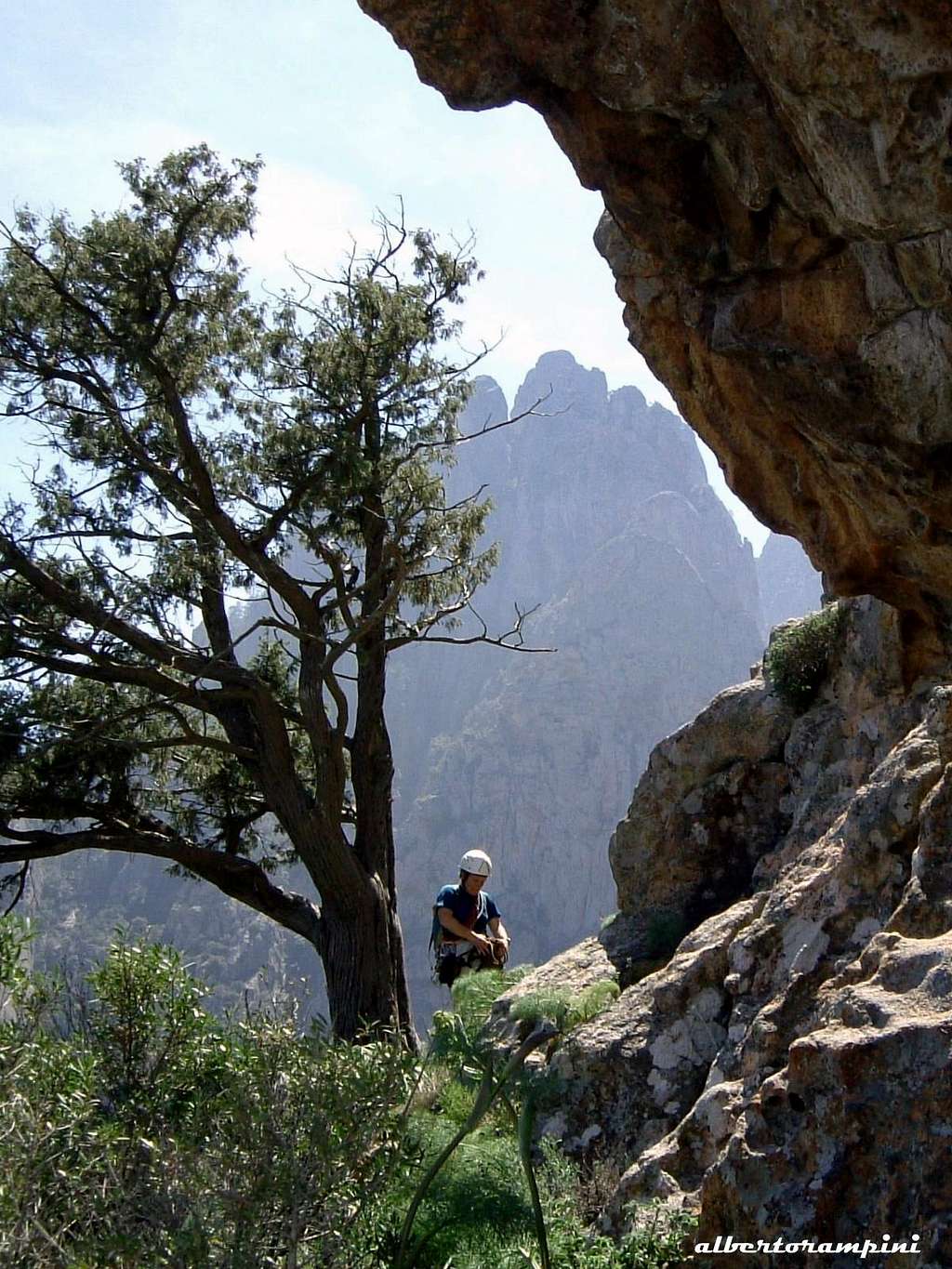 Castellu, ledge along the descent route