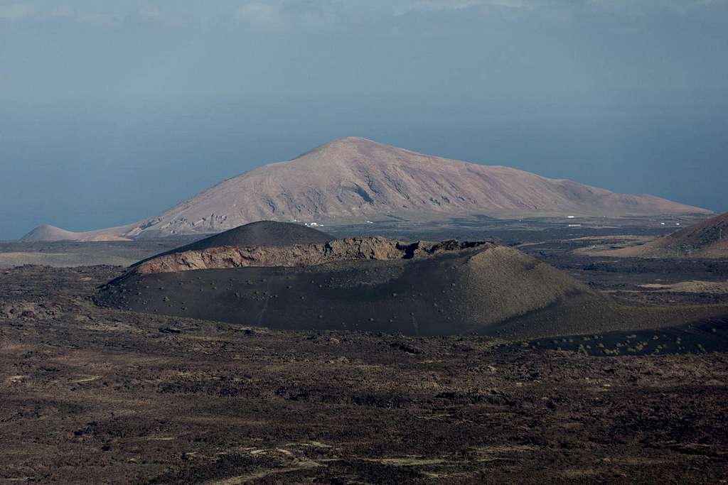 Caldera de la Rilla (408m) in front of Montaña de Teneza (368m)