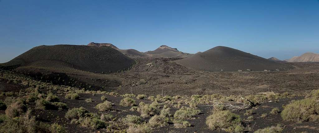 Caldera de la Rilla, Montaña de Señalo (507m), Pico Partido (494m) and a nameless cinder cone