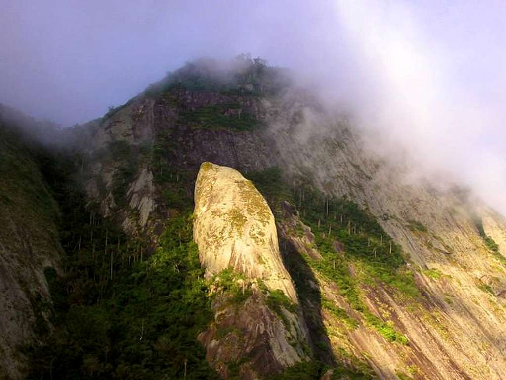 Agulhinha Peak.