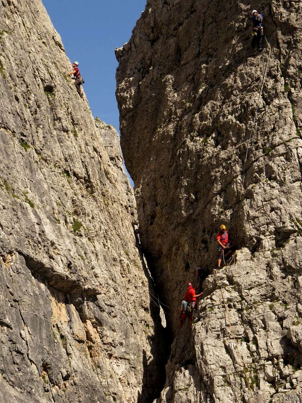 Zooming in on Torre Quarta: climbers crossing the gap