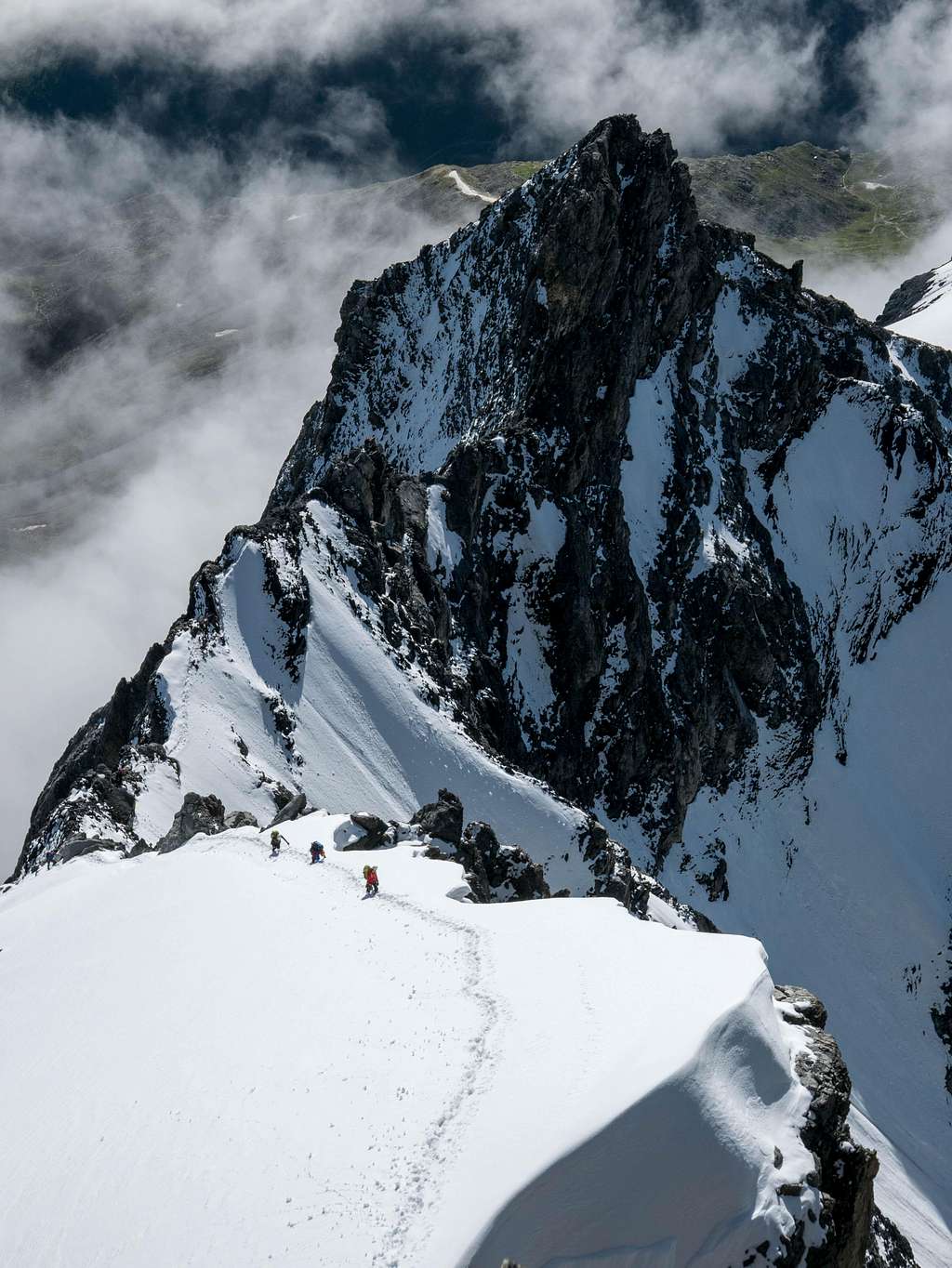 Climbers on the 2nd snowfield