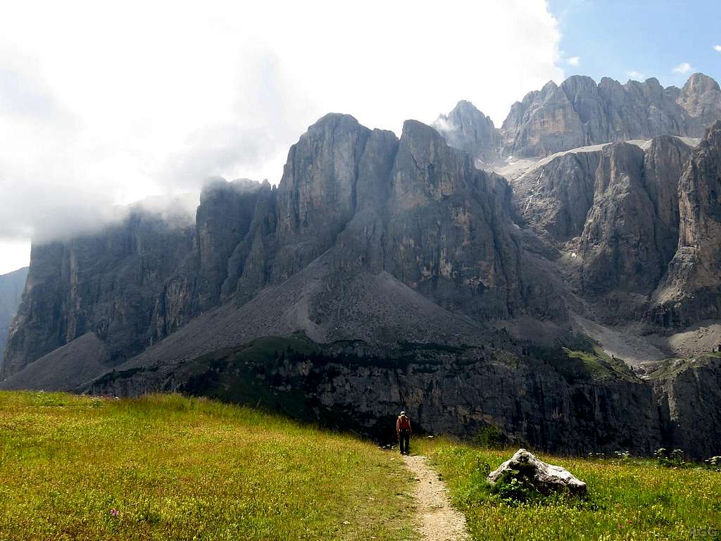 Jan on the approach to Piccolo Cir, with the Sella Group in the background