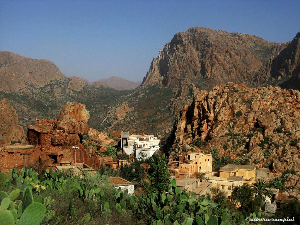 Village of Tamdakrt, below Igiliz, Samazar Valley
