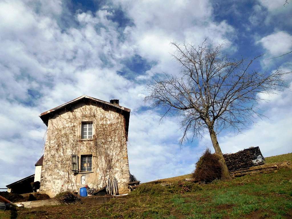 Country-house on the trail to Monte Caplone
