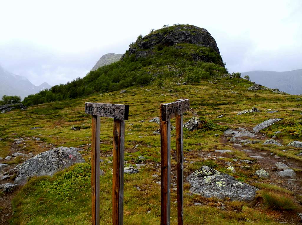 Junction at the start of the trail to Knutshøe