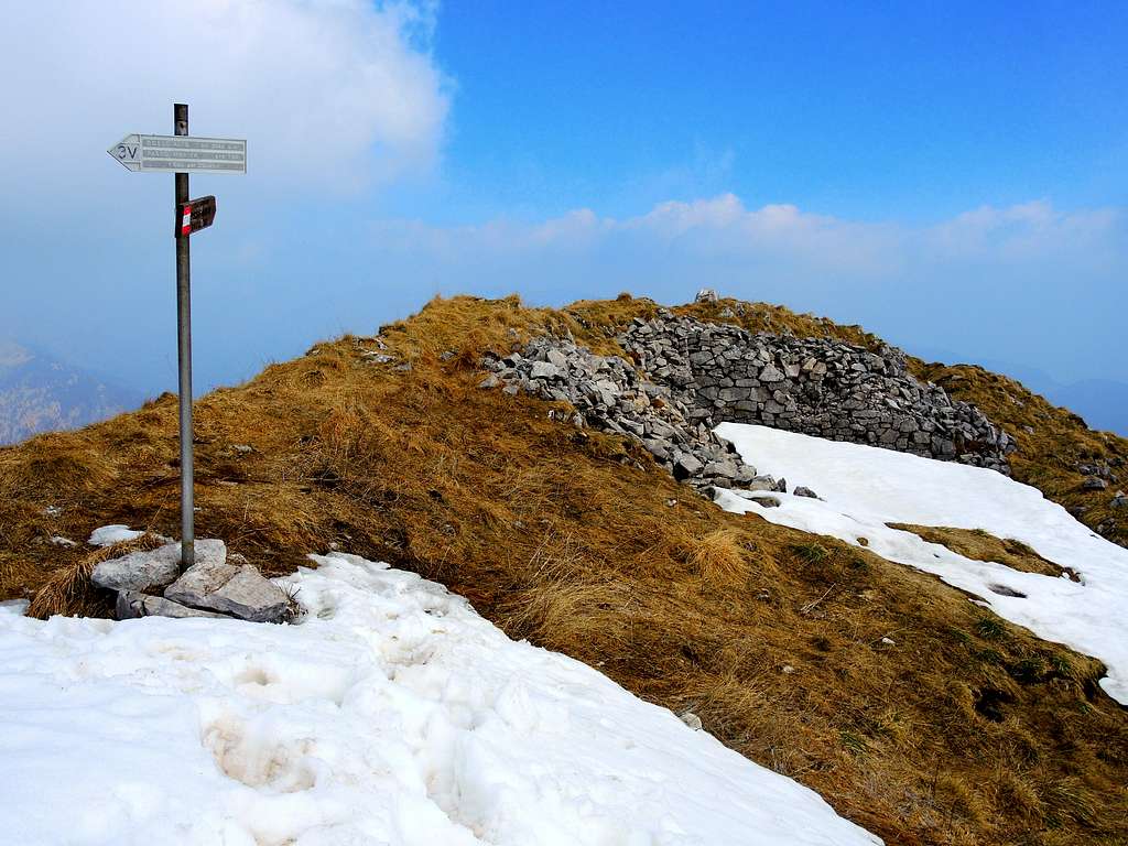 Signpost on Dosso Alto East ridge