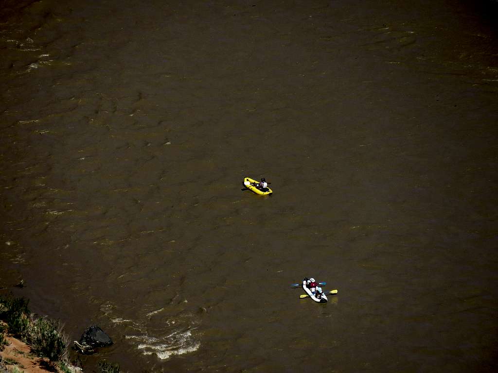 Zoomed view of rafters on San Juan River