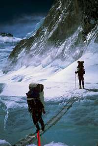 Everest: flimsy ladder