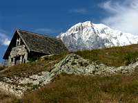Bertone hut and mont blanc