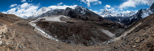 khumbu valley between dingboche and lobuje