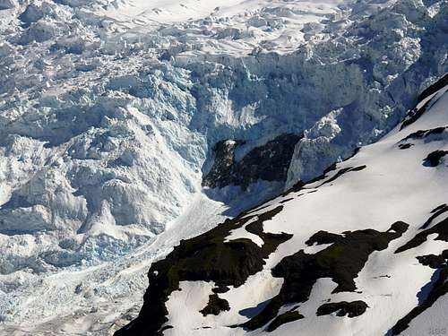 Clear sign of recent avalanche activity on the Svínafellsjökull icefall