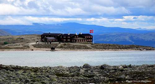 The Snøheim Mountain Lodge at the start of the route to Snøhetta