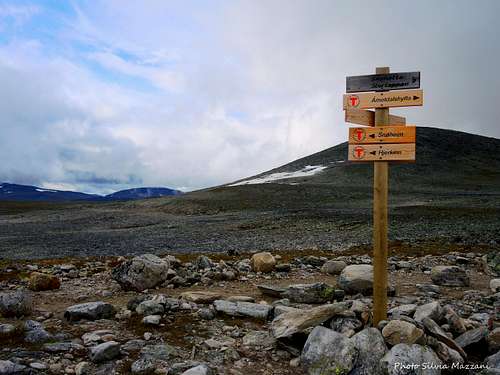 Signpost along Snøhetta Normal route