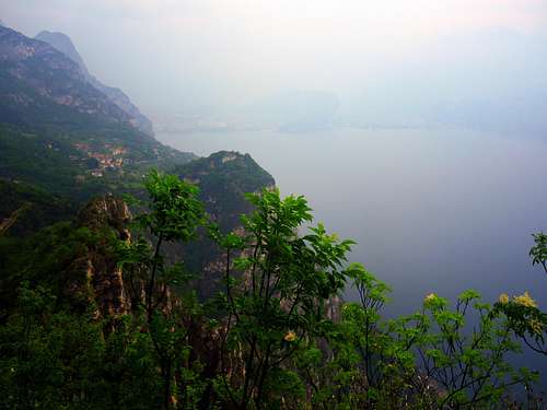 View along The Ridge trail to Punta Larici