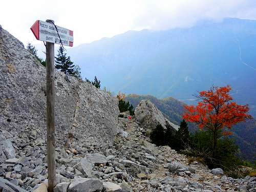 Signpost at the exit of Pozzo della Carrucola