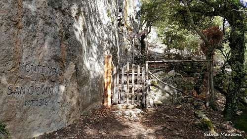 The wooden gate at the base of the ascent to Monte Novo San Giovanni