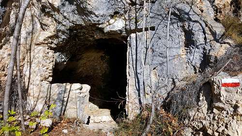 War cave of WWI on Cima Nodice