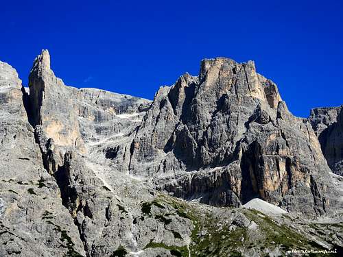 Scenery on the path to Refuge Zsigmondy-Comici