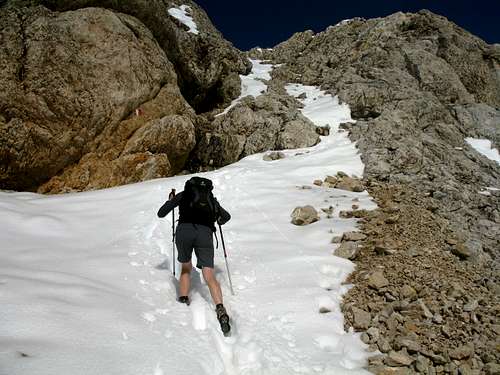 Lavarela. Ascending the snowy gully