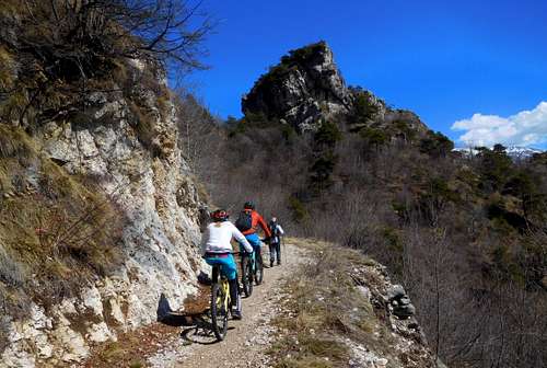Bikers on the traverse between Cima Mughera and Passo Rocchetta