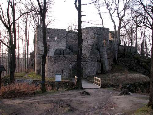 Bolczów Castle on April evening