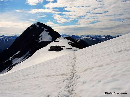 The high snowy saddle between Lidafjellet and Hornindalsrokken