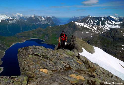 Hornindalsrokken summit ridge and Tyssevatnet