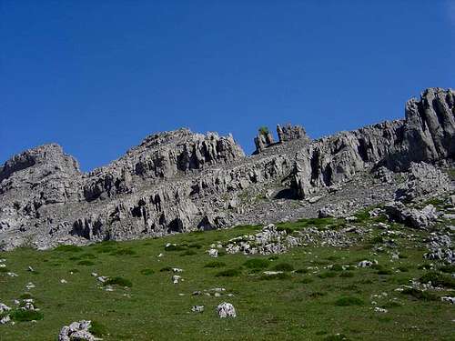 The rocky ridge of Aldamin