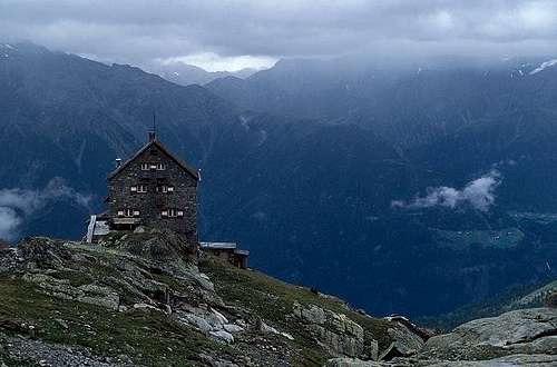 Erlanger Hütte (2550m) in...