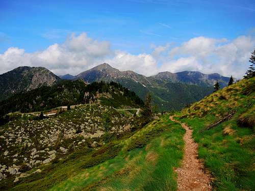 The trail towards Cima di Valsoléro