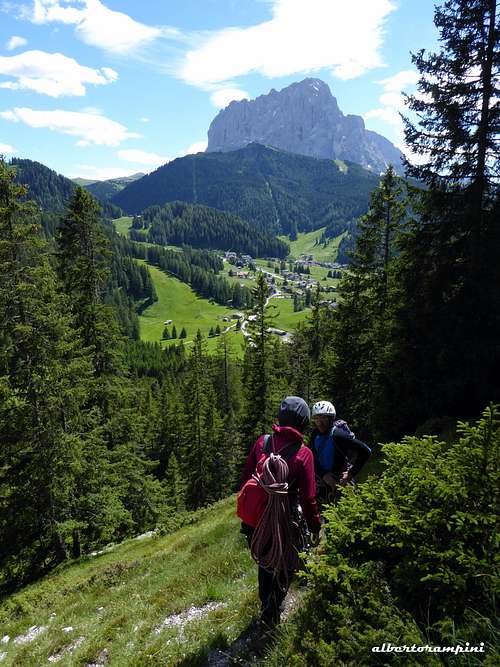 On Pitl Ciampanil de Val approach path, Sassolungo in background