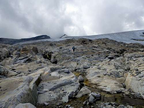 The vast morain slabs below Rieserferner Glacier