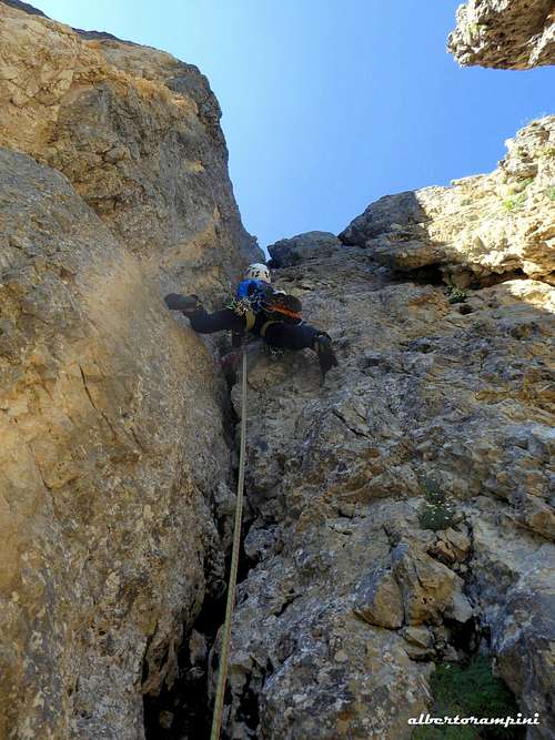 Climbing a crack on the route Vinatzer, Torre Occidentale Meisules dala Biesces