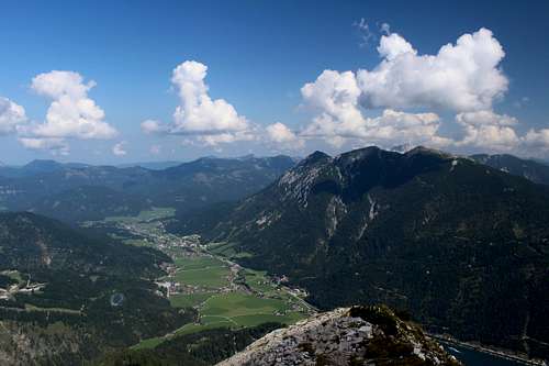 Seekarspitze - Seebergspitze traverse. View of the Unnutz mountains above Achenkirch