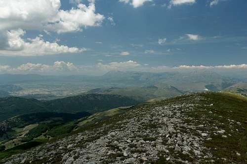 Piana del Fucine, Monte Velino (2486m) and Monte Sirente (2348m) im Dunst