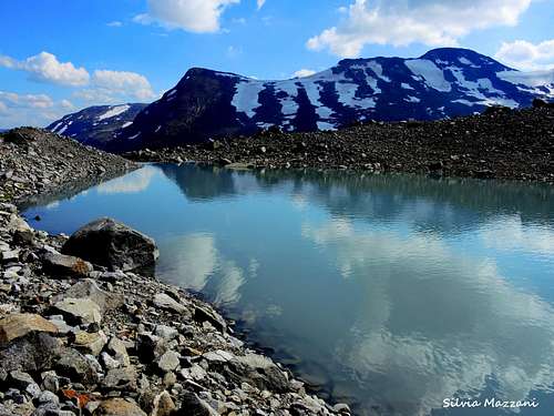 Falketind Pionerruta, small lake at the start of the stony valley