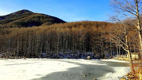 The Gemio Lake while freezing, Northern Appennines