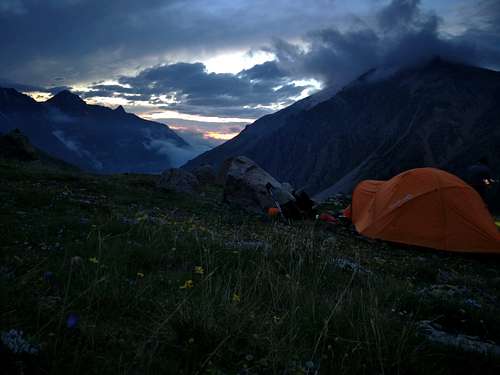 Campsite on green shoulder below Kyukyurtlyu South Pass