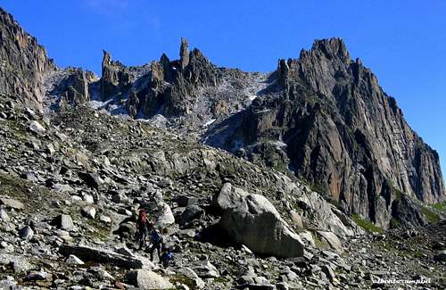 The wall of Chli Bielenhorn with the spires Nixen and Kamel