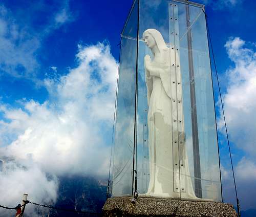 Sisilla summit statue