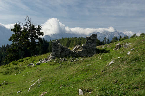 Ruined hut near the Woschza summit