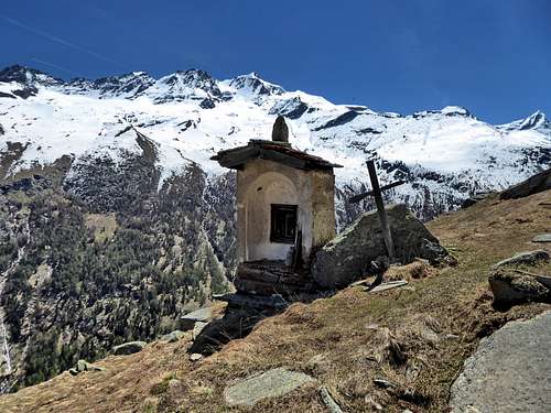 The little chapel of Meyes Desot in front of the Gran Paradiso range