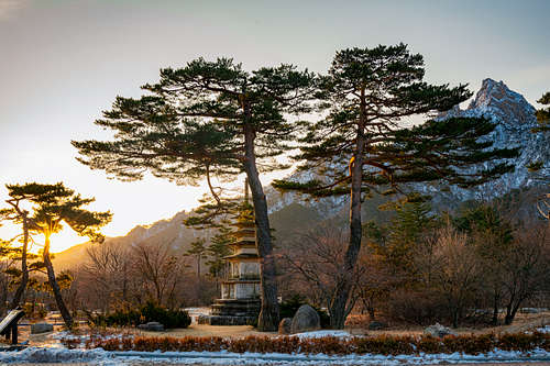 Dawn glow on the mountains and monuments at Seoraksan National Park-4