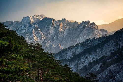 Sunset on the snowy and rocky mountain crags of Seoraksan National Park