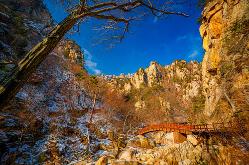 Trail along Osaek valley in Seoraksan National Park-2