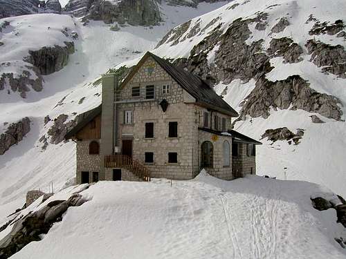 The hut Riffugio Gilberti...