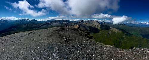 Panorama to the west from the summit of Piz Beverin (2997 m)