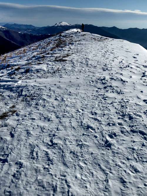 The long flat summit of Alpesisa in winter