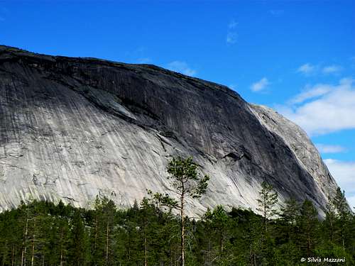 The impressive smooth S face of Hægefjell
